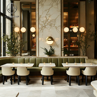 Table et chaises de restaurant Ron Group Modern Square en pierre frittée marbrée vert-blanc, sièges de banquette verts pour hôtel