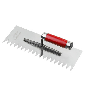 Spatule à plâtrer à lame dentée avec manche en caoutchouc rouge et manche en bois pour la pose <span class=keywords><strong>de</strong></span> carreaux - Product Image 3
