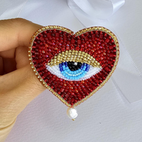 Broche MANTU œil rouge perlé, œil bleu, cœur brodé fait main en fausse fourrure, style vintage, légère
