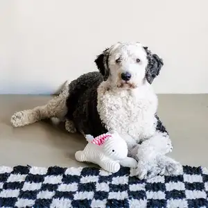 Beyaz tavşan oyuncak ile çizgili kulaklar, Squeak oyuncaklar doldurulmuş köpek oyuncak, en iyi dayanıklı köpek oyuncak