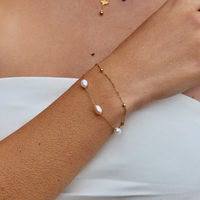 Bijoux de mode personnalisés en acier inoxydable plaqué or 18 carats, bracelet en perles à double rangée, chaîne à perles roses et blanches pour femmes