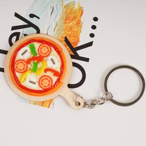 Mini-pizzas suspendues avec porte-clés sur plateau en bois - Porte-clés réalistes sur le thème de la nourriture pour cadeaux et accessoires de téléphone - Product Image 4