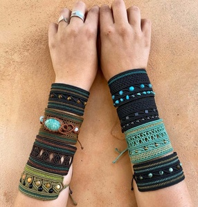 กำไลข้อมือทำมือประดับอัญมณี ดีไซน์สวยงาม งานฝีมือประณีต  ตกแต่งด้วยลูกปัดหลากหลาย  แบรนด์ HARI OM CREATIONS สไตล์วินเทจ เหมาะสำหรับงานปาร์ตี้ - Product Image 1