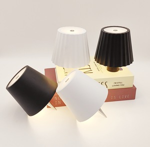 Lampe de table minimaliste populaire en fer forgé, idéale pour salle à manger, chambre, salon, bar ou comme lampe d'ambiance ou lampe pour bouteille de vin - Product Image 4