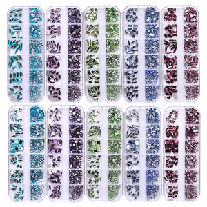 Nuevos 12 Rejillas de Cristales de Vidrio Planos y Irregulares para Uñas, Decoración de Diamantes para Uñas Hechos de Plástico - Product Image 1