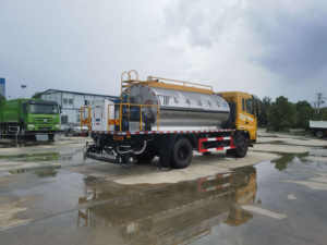 Dongfeng Multifonctionnel Asphalt Spreader 4*<span class=keywords><strong>2</strong></span> new 10cbm Chip Sealing Car Diesel Manual Crushed Stone Synchronous Chip Sealing - Product Image 6