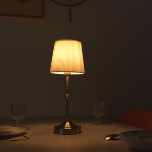 <span class=keywords><strong>Lampe</strong></span> de bureau sans fil portable, <span class=keywords><strong>lampe</strong></span> d'ambiance rétro pour la décoration de restaurant, <span class=keywords><strong>lampe</strong></span> de chevet pour chambre à coucher, <span class=keywords><strong>lampe</strong></span> de nuit en tissu et métal - Product Image 4