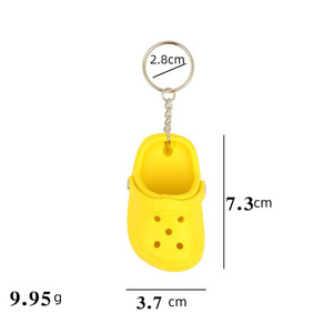 Al por mayor Llavero creativo de PVC con forma de mini zapatilla con agujeros, bonito y de simulación - Product Image 6