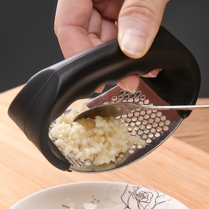 ที่บดกระเทียมสแตนเลสแบบใช้มือพร้อมตะแกรงสำหรับใช้ในครัว - Product Image 1