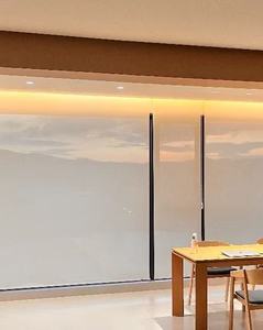 Tenda elettrica moderna intelligente per ombreggiatura <span class=keywords><strong>persiana</strong></span> tapparella a luce soffusa ombreggiatura in tessuto orizzontale alzacristalli elettrici - Product Image 1