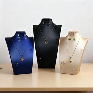 Exhibidores de Lujo para Collares, Soporte para Joyas, Material de Microfibra de Terciopelo, Diseño Moderno - Product Image 3