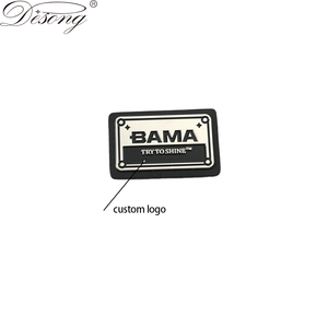 Jeans personnalisés avec des patchs en cuir noir et des étiquettes en métal avec logo en relief pour le denim et les sacs à main - Product Image 3