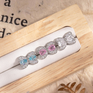 Pendientes de Cartílago con Lazo de Princesa para Niñas |   Pernos de Barra de Acero Inoxidable con Doble Rosca |   Lindos Adornos para Perforaciones de Oreja - Product Image 4