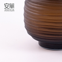 Ensemble de vases en verre côtelé dégradé ambre brun de qualité supérieure, design sphérique artisanal, rayures horizontales, style Art Déco, faits à la main pour table