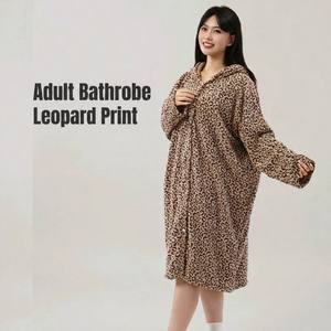 Nuevo Albornoz de Felpa Coral con Capucha y Estampado de Leopardo, Personalizado OEM, para Todas las Estaciones, Grueso, Absorbente, de Manga Larga, para Mujer - Product Image 3