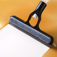 Nettoyeur de vitres durable 4-en-1 avec manche long en plastique, raclette de nettoyage pour salle de bain, porte vitrée, miroir, tampon éponge et raclette pulvérisatrice