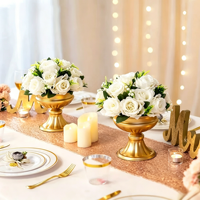 Arrangement floral décoratif de mariage en or avec fleurs artificielles, roses en soie blanches et vase pour la décoration de table de fête