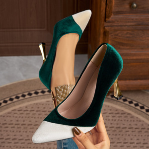 Nouveauté 2026 Escarpins de soirée pour femme à bout pointu, bicolores contrastés, tige en velours, talon métallique brillant, à enfiler, style stilettos - Product Image 1