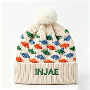 หมวกบีนนี่ถักไหมพรมสีสันตัดกันแบบกำหนดเอง พร้อมปอมปอม ปักโลโก้ INJAE หมวกไหมพรมถักขอบพับอุ่นสบายสำหรับฤดูหนาว ขายส่งหลายแบบ รับผลิตแบบ OEM ODM - Product Image 4
