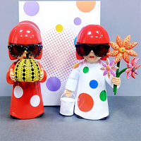 Patung Gadis Mode Modern Memegang Bunga, Patung Kusama Cetak 3D Lukisan Tangan, Patung Seni Pop Labu Yayoi