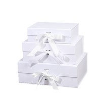 Boîte cadeau rectangulaire haut de gamme à couvercle rabattable avec papier spécial et carton rigide pour bijoux, montres, lunettes, avec ruban et nœud.