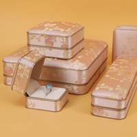 Nouveaux présentoirs de luxe en velours pour bijoux, présentant des ensembles de bijoux dans des boîtes à bijoux en soie rose de style chinois avec logo personnalisé.