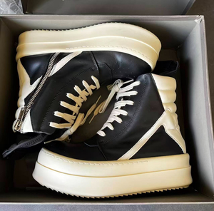 Zapatillas de diseñador para hombre, parte superior de cuero en blanco y negro, cómodas, impermeables y con aumento de altura, perfectas para conjuntos de fiesta. - Product Image 1
