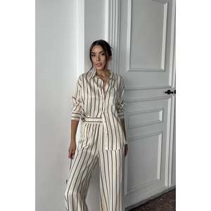 Al por mayor Conjunto de bata de satén a rayas marrones con logotipo personalizado, cintura elástica, transpirable, talla grande, jersey con estampado liso para invierno - Product Image 3