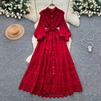Robe longue décontractée élégante pour femme avec empiècements en dentelle, manches longues, col montant, boutonnée, ceinturée et à volants, idéale pour le quotidien