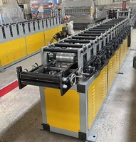 Machine de formage de profilés pour volets roulants de garage et portes industrielles
