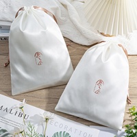 Sac à cordon en satin de soie personnalisé de luxe avec logo, pochette à bijoux brillante en satin avec ruban pour emballage cadeau d'extensions capillaires et de produits de beauté