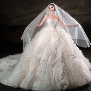 LSHT111 Vestidos de Novia Modernos y Tradicionales con Escote Corazón, Apliques de Encaje con Volantes y Flores, con Cola de Capilla - Product Image 5
