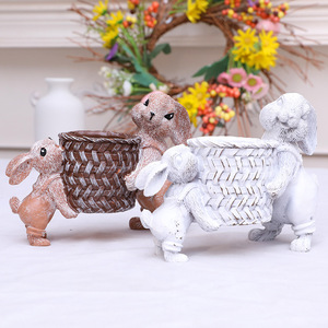 Decorazioni Pasquali all'Ingrosso, Coniglietti in Resina, Regalo per <span class=keywords><strong>Bambini</strong></span>, Decorazione per Casa e Feste, Coniglietto con Cesto di Bambù - Product Image 1