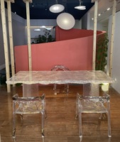 Ensemble de table à manger en bois élégant et moderne avec plateau en résine et chaises en tissu pour la maison, le bureau, la réception, le restaurant