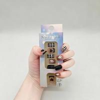 24 faux ongles carrés à presser certifiés Halal, base nude/marron, motifs cœurs noirs/blancs, carreaux et noir uni, tendance