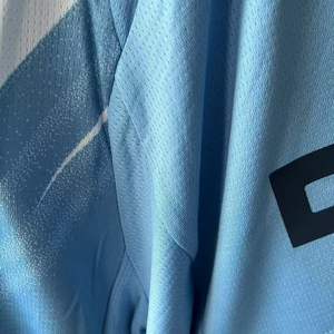 サッカーユニフォーム 25/26 マンチェスターシティ ホーム タイバージョン 半袖 スポーツ カスタム サッカーウェア - Product Image 2