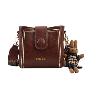 <span class=keywords><strong>Sac</strong></span> à bandoulière rétro en similicuir <span class=keywords><strong>marron</strong></span> pour femme avec breloque lapin, <span class=keywords><strong>sac</strong></span> à main décontracté et polyvalent - Product Image 4