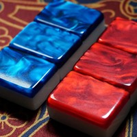 Ensemble de Mahjong Américain de Luxe Personnalisé Bleu Héritage avec Tuiles en Acrylique Gravées, Tapis, Supports et Table – Cadeau Idéal pour le Divertissement