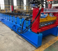 Machine de profilage de tôles pour toiture à trois couches, machine de fabrication de tôles pour toiture, machine de fabrication de tuiles