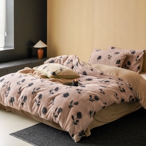 <span class=keywords><strong>Set</strong></span> di Biancheria da Letto di Lusso in Velluto con Motivo a Rose, 4 Pezzi, 100% Poliestere, <span class=keywords><strong>Copripiumino</strong></span> Ultra Morbido e Spesso in <span class=keywords><strong>Flanella</strong></span> per l'Inverno - Product Image 1