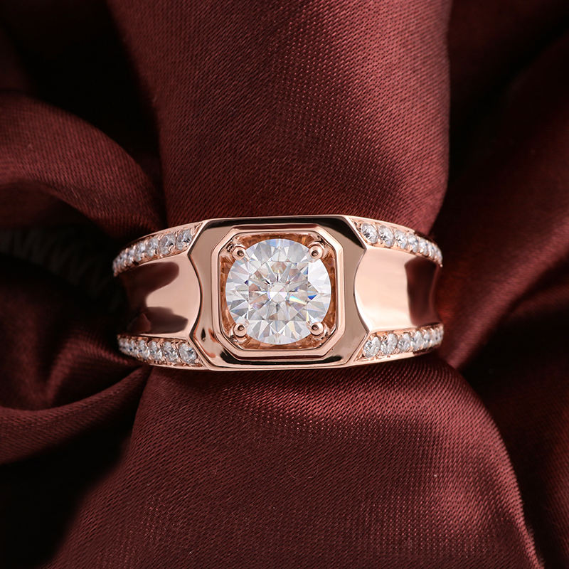 Anillo de oro macizo de 10 quilates con moissanita y diamantes.