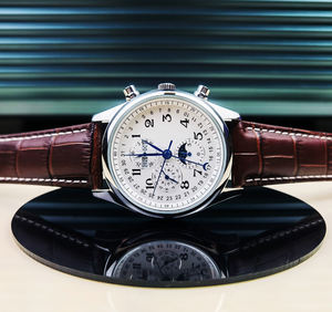 Equipado con el movimiento 7750, cada movimiento ha sido certificado y calibrado por un observatorio. Este es un reloj para hombre. - Product Image 1