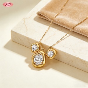 Collier tendance en laiton et zircon avec pendentif fleur, plaqué or 18 carats pour femme - Vente en gros de bijoux - Product Image 3