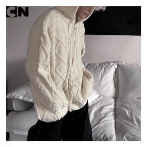 Fabricante de Suéteres con Certificación GRS, Suéter Cárdigan con Cremallera y Capucha de Punto Trenzado de Algodón y Poliéster Personalizado al por Mayor para Hombre - Product Image 3