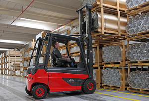 Linde Forklift 388 Series 3.5-5t Joystick Integrated Into the Armrest Battery Counterbalanced Forklift Truck E35/40/45/50H - Product Image 6