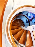 Magnifique petit escalier en colimaçon blanc avec éclairage d'ambiance