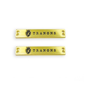 Accessoires vestimentaires en métal personnalisés avec logo en relief et encre noire - Product Image 1