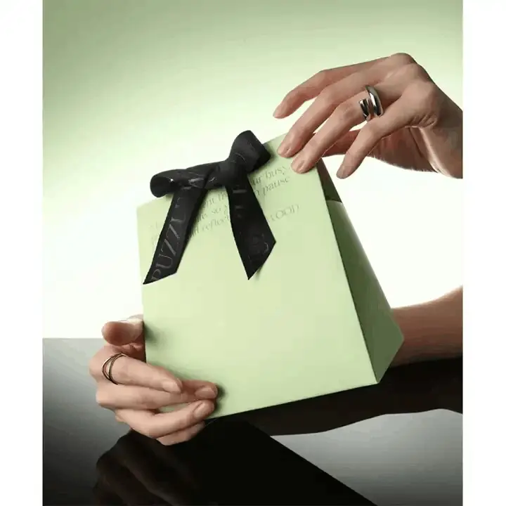 Wholesale custom large matt laminated elegant boutique 250gsm art paper shopping bag marble gift bag jewelry clothing