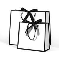 Sac en carton blanc de luxe avec poignée en ruban, sac en papier économique pour la vente au détail, sac en papier personnalisé imprimé, sac cadeau de luxe imprimé, sac de shopping en papier