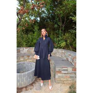 ชุดเดรสคอวีแบบพันรอบตัว แขนพอง ผ้าซาติน ทรงเข้ารูปและบานออกด้านหลัง ประดับลายดอกกุหลาบสีดำ ชุดสำหรับงานพิธีการของผู้หญิง - Product Image 3